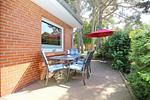 Terrasse mit Gartenmöbeln - Haus 46a Deichfalter - Top-Hundeurlaub