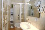 Badezimmer mit Dusche und Handtuchheizung - Wohnung 1-05 - Top-Hundeurlaub