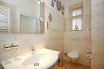Badezimmer mit WC und Waschbecken - Wohnung 1-05 - Top-Hundeurlaub