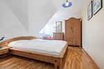 Schlafzimmer mit Doppelbett und Kleiderschrank - Wohnung 52 - Top-Hundeurlaub