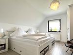 Schlafzimmer - FeWo - Coastal Residence 2, mit kleiner Loggia - Top-Hundeurlaub