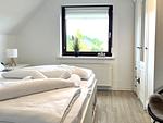 Schlafzimmer - FeWo - Coastal Residence 2, mit kleiner Loggia - Top-Hundeurlaub