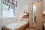 1. Schlafzimmer mit Kleiderschrank - Haus 61c - Top-Hundeurlaub