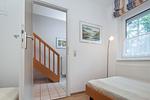 Schlafzimmer im Erdgeschoss mit Blick in den Flur - Haus 61c - Top-Hundeurlaub