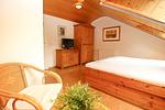 2. Schlafzimmer mit Blick zum TV - Haus 61c - Top-Hundeurlaub