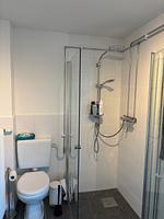 Modernes Bad mit Dusche in der Villa Kunterbunt in Alstermo - Familjehus Villa Kunterbunt - Top-Hundeurlaub