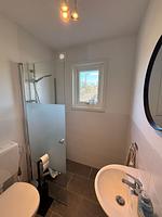 Badezimmer mit Fenster in der Villa Kunterbunt in Småland - Familjehus Villa Kunterbunt - Top-Hundeurlaub