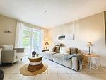 Wohnbereich mit Couch, Sessel, Wlan, TV und Terrassenzugang - Strandquartier L. A. - Top-Hundeurlaub