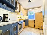 Küche mit Geschirrspüler, Backofen, Kühlschrank mit Gefrierfach - Strandquartier L. A. - Top-Hundeurlaub