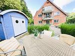 Terrasse im Garten mit Holzdeck und Gartenmöbeln - Strandquartier L. A. - Top-Hundeurlaub