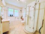 Modernes Bad mit Dusche, Wanne, Waschmaschine und Fußbodenheizung - Strandquartier L. A. - Top-Hundeurlaub