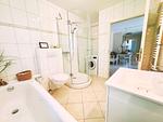 Modernes Bad mit Dusche, WC, Fenster, Waschmaschine, Wanne - Strandquartier L. A. - Top-Hundeurlaub