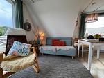 Wohnbereich mit Schlafcouch, TV, Wlan und Büchern - Nordlicht - Top-Hundeurlaub