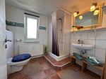 Geräumiges Bad mit Dusche, WC, Waschbecken, Föhn, Fenster - Nordlicht - Top-Hundeurlaub