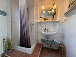 Geräumiges Bad mit Dusche, WC, Waschbecken, Föhn, Fenster - Nordlicht - Top-Hundeurlaub