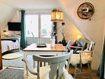 Wohnzimmer mit Schlafbereich, Sofaecke und Essplatz - Nordlicht - Top-Hundeurlaub