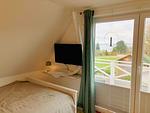 Das Doppelbett (140 x 200) mit Blick auf Balkon und TV - Nordlicht - Top-Hundeurlaub