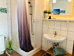 Bad mit Dusche, WC, Fenster, Waschbecken - Nordlicht - Top-Hundeurlaub