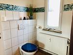 Bad mit Dusche, WC, Fenster, Waschbecken - Nordlicht - Top-Hundeurlaub