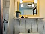 Bad mit Dusche, WC, Fenster, Waschbecken - Nordlicht - Top-Hundeurlaub