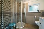 Badezimmer mit Fenster, Waschtisch, WC, Fußbodenheizung und Dusche - Strandhaus am Mühlendamm - Top-Hundeurlaub