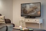 Im Wohnzimmer Flachbild-TV mit DVD-Player und vielen DVDs - Bauernhaus am Mühlendamm - Top-Hundeurlaub