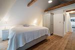 Schlafzimmer im 1. OG mit Boxspringbett (180 x 200 cm) - Bauernhaus am Mühlendamm - Top-Hundeurlaub