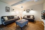 Wohnzimmer mit Kamin, TV und 2 Sofas - Bauernhaus am Mühlendamm - Top-Hundeurlaub