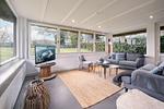 Der Wintergarten als Wohnzimmer mit 2 Sofas und TV - Landhaus am Mühlendamm - Top-Hundeurlaub