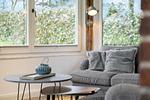 Der Wintergarten als Wohnzimmer mit 2 Sofas und TV - Landhaus am Mühlendamm - Top-Hundeurlaub