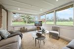 Der Wintergarten als Wohnzimmer mit 2 Sofas und TV - Landhaus am Mühlendamm - Top-Hundeurlaub