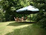 Eingezäunter Garten mit Gartenmöbeln und kleinem Meerblick - Landhaus am Mühlendamm - Top-Hundeurlaub