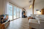 Wohnbereich mit Ofen, Meerblick und TV - Westscheune am Mühlendamm - Top-Hundeurlaub