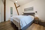 Schlafzimmer mit Boxspringbett (180 x 200 cm), Kleiderschrank - Westscheune am Mühlendamm - Top-Hundeurlaub
