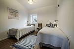 Schlafzimmer mit 2 Boxspringbetten (90 x 200 cm), Kleiderschrank - Westscheune am Mühlendamm - Top-Hundeurlaub