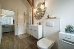 Bad mit Fußbodenheizung, Dusche, WC, Fenster, Waschbecken - Westscheune am Mühlendamm - Top-Hundeurlaub