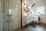 Bad mit Fußbodenheizung, Dusche, WC, Fenster, Waschbecken - Westscheune am Mühlendamm - Top-Hundeurlaub