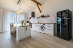 Offene Wohnküche mit Waschmaschine, Geschirrspüler, Meerblick - Ostscheune am Mühlendamm - Top-Hundeurlaub