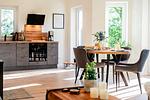 Großzügiger Wohnraum mit Essbereich, Küche, Kamin und Sofa - Fördezauber - Top-Hundeurlaub