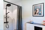 Modernes Bad mit Dusche, WC, Fenster, Waschtisch, Föhn - Fördezauber - Top-Hundeurlaub