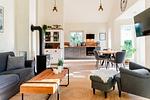 Großzügiger Wohnraum mit Essbereich, Küche, Kamin und Sofa - Fördezauber - Top-Hundeurlaub
