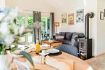 Großzügiger Wohnraum mit Essbereich, Küche, Kamin und Sofa - Fördezauber - Top-Hundeurlaub