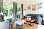 Wohnzimmer mit Couch, Ofen, Sessel und TV - Fördezauber - Top-Hundeurlaub