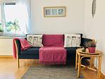Wohnbereich mit Couch, TV, Wlan und Essbereich - Ankerplatz No. 8 - Top-Hundeurlaub