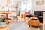 Wohnzimmer mit Essbereich und offener Küche - Wlan und TV - Ankerplatz No. 8 - Top-Hundeurlaub