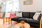 Wohnzimmer mit Essbereich und offener Küche - Wlan und TV - Ankerplatz No. 8 - Top-Hundeurlaub