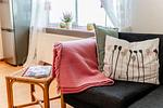 Wohnzimmer mit Essbereich und offener Küche - Wlan und TV - Ankerplatz No. 8 - Top-Hundeurlaub
