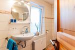 Bad mit Fenster, Dusche, WC, Waschbecken, Föhn - Ankerplatz No. 8 - Top-Hundeurlaub