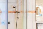 Bad mit Fenster, Dusche, WC, Waschbecken, Föhn - Ankerplatz No. 8 - Top-Hundeurlaub