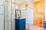 Bad mit Fenster, Dusche, WC, Waschbecken, Föhn - Ankerplatz No. 8 - Top-Hundeurlaub